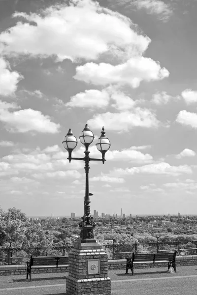 Réverbère antique avec vue sur Londres — Photo