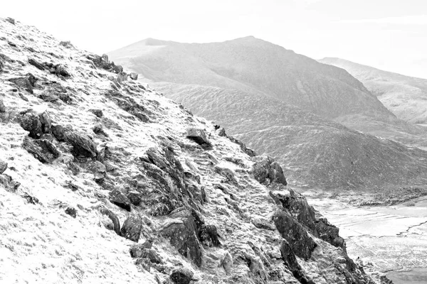 Schwarz-weißer Blick auf die Berge in Kerry — Stockfoto