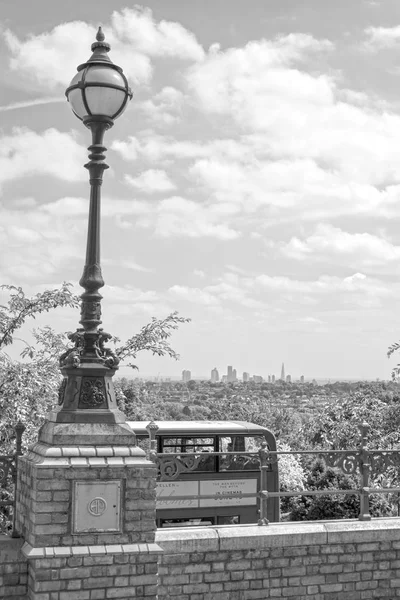 Réverbère antique et bus de Londres — Photo
