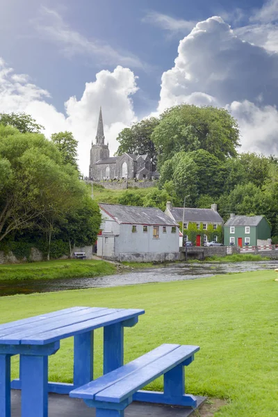 Blauwe bankje in castletownroche park — Stockfoto