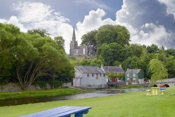 在 castletownroche 公园蓝色长椅上视图 免版税图库图片