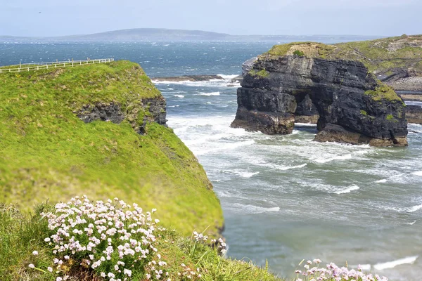 Po klifach w ballybunion Dziewica rock — Zdjęcie stockowe