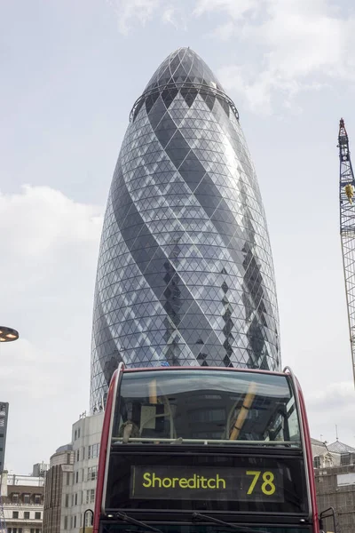 Číslo Autobus Shoreditch Herkin Mrakodrap Pozadí — Stock fotografie