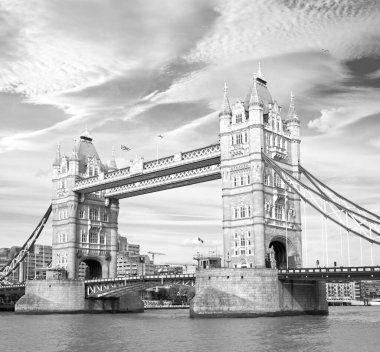 Londra 'nın nehir üzerindeki kule köprüsü.