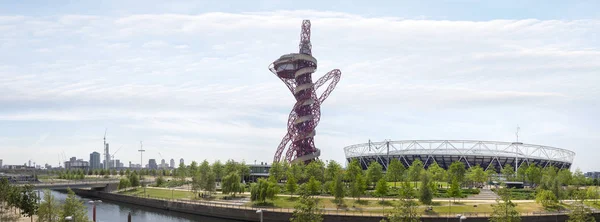 ストラトフォード東ロンドンのオリンピック競技場と彫刻のパノラマ ストック写真