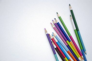 Renkli kalemler kağıt üzerinde yalan