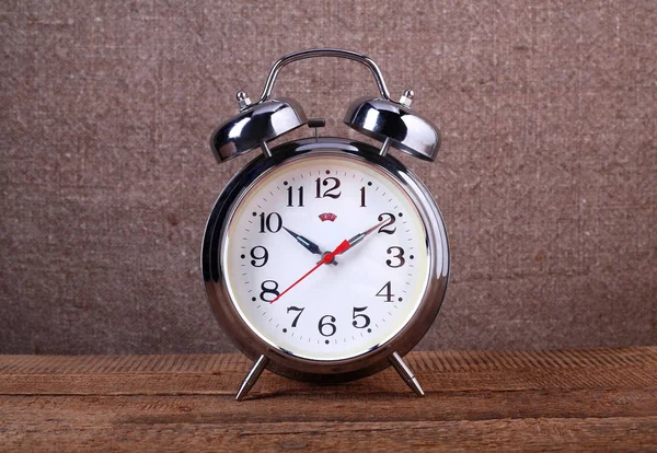 Часы - старинный будильник — стоковое фото