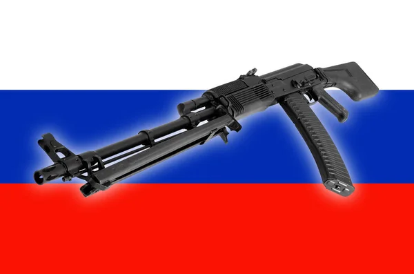 무기-폭행 소총 러시아 국기 배경 — 스톡 사진