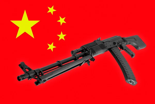 Оружие - штурмовая винтовка Китай на фоне флага — стоковое фото