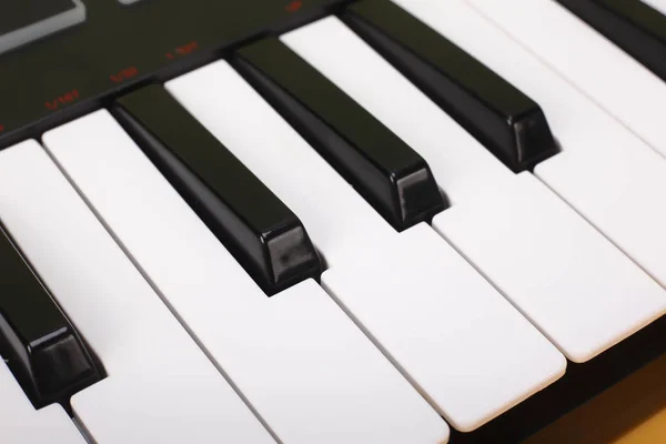 Музыкальный инструмент - MIDI клавиатура — стоковое фото