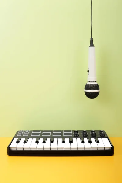 Instrument muzyczny - Midi klawiatury i vokal mikrofon — Zdjęcie stockowe