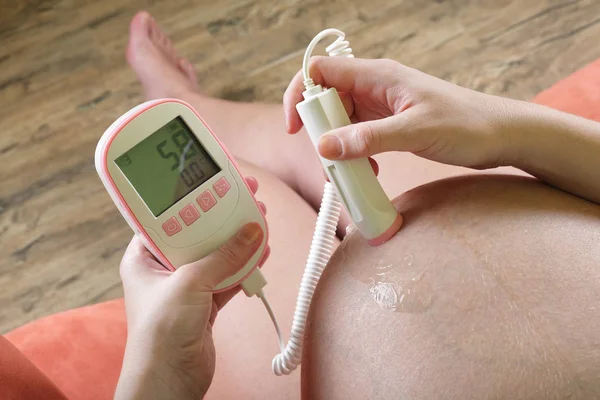 Fetal doppler ile hamile kadın