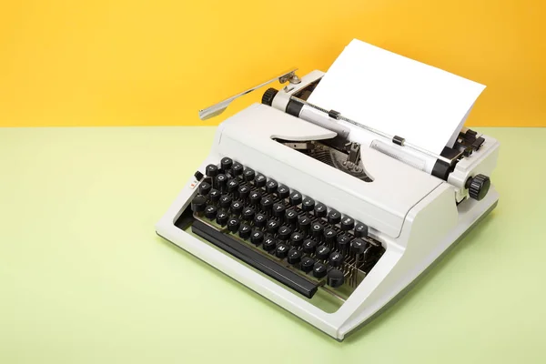 Objetos vintage - Retro máquina de escrever — Fotografia de Stock