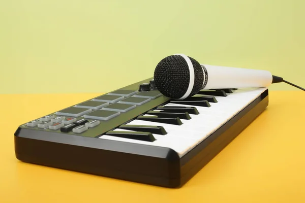 Instrumento musical - Teclado MIDI y micrófono vokal — Foto de Stock