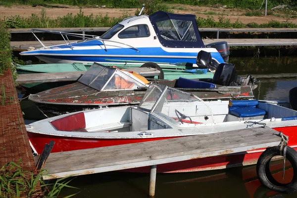 Barcos de estacionamento - três barcos na amarração — Fotografia de Stock