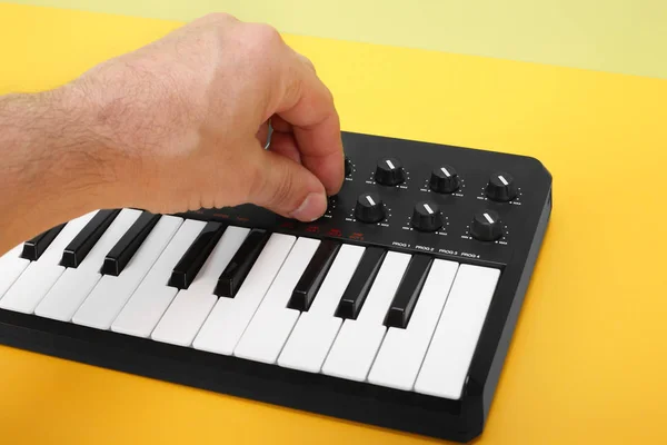 Музыкальный инструмент - ручное управление MIDI клавиатурой — стоковое фото