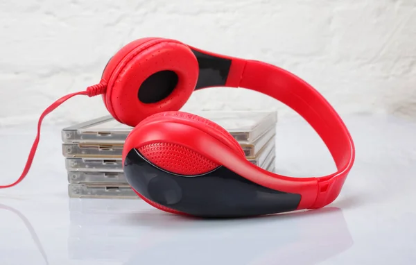 Musikanlage - roter Kopfhörer und CD — Stockfoto