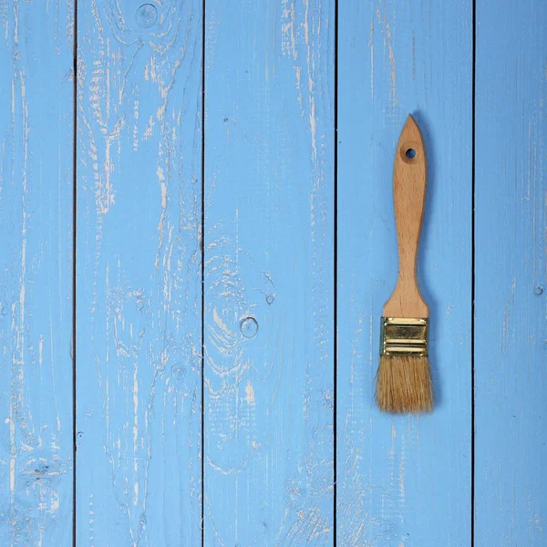Κατασκευή, επισκευή, εργαλεία - πινέλο στο μπλε ξύλο λεμονάτα — Φωτογραφία Αρχείου