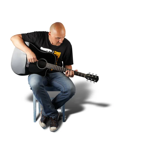 Hudba - Man hrát černá akustická kytara. Izolovaný — Stock fotografie