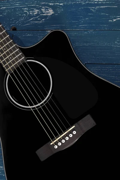 Музыкальный инструмент - Silhouette Black cutaway акустическая гитара во — стоковое фото