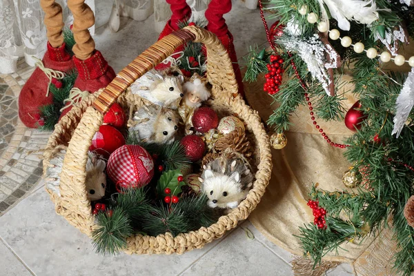 Ano Novo de Natal - Cesta com presentes — Fotografia de Stock