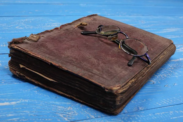 Glasögon på gamla slutna Bibeln — Stockfoto