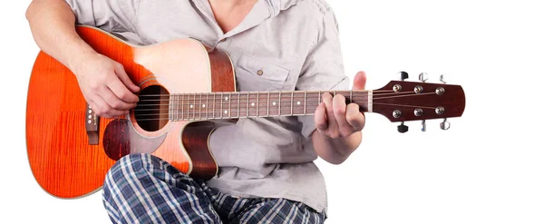 Hudba - oranžové elektrická akustická kytara player akord C izolovaný — Stock fotografie