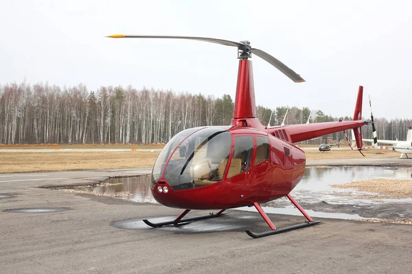 Aereo - Piccolo elicottero rosso vista frontale — Foto Stock