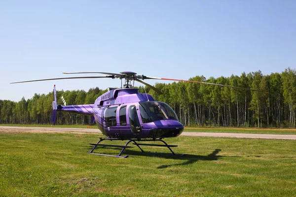 Aircraft Corporation-paarse helikopter vooraanzicht — Stockfoto