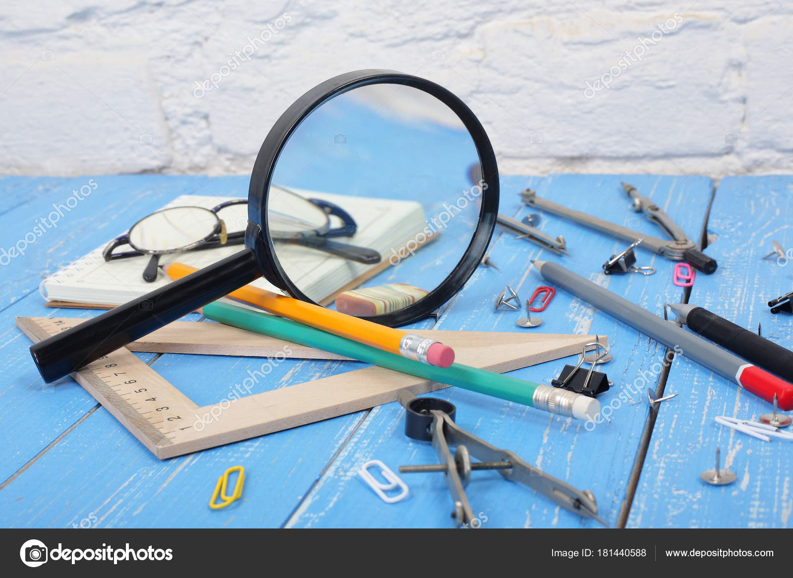 Wissenschaft Und Bildung Desktop Wissenschaftler Objekt Holz Hintergrund Stockfotografie Lizenzfreie Fotos C Photoworld 181440588 Depositphotos