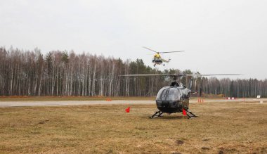 Uçak - iki Rus spor Kupası helikopterler