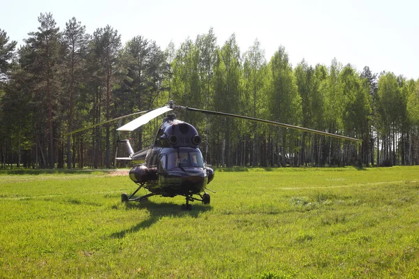 Flygplan - brun helikopter på parkering — Stockfoto
