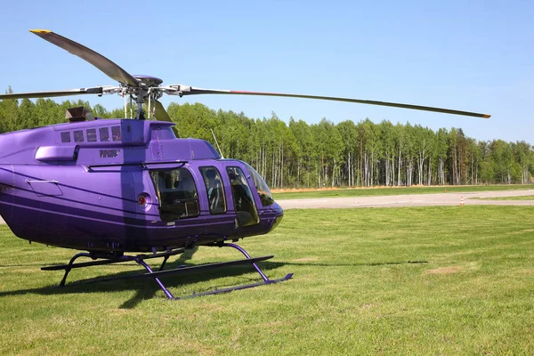 Pesawat - Pemandangan samping helikopter Purple — Stok Foto