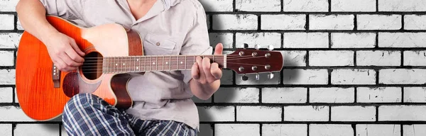 Muziek - oranje elektrische gitaar speler akkoord C witte bri — Stockfoto