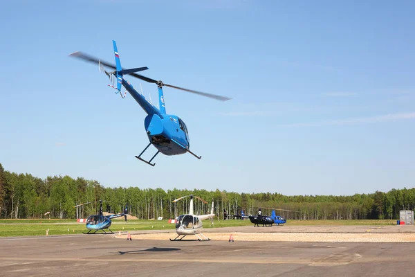 Flugzeuge - blauer Robinson und kleine parkende Hubschrauber — Stockfoto