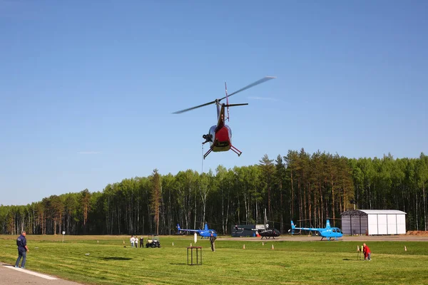 飞机-红色罗宾逊直升机俄罗斯运动杯 — 图库照片