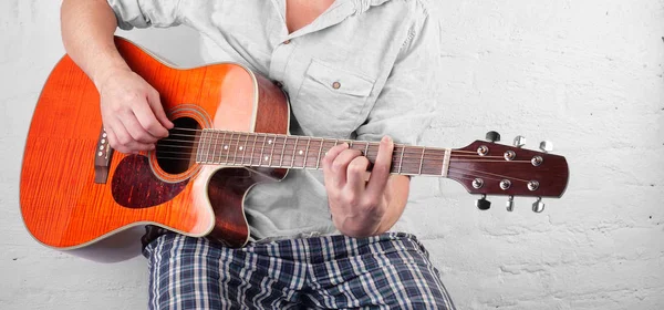 Muziek - oranje elektrische gitaar speler snaar D # wit br — Stockfoto
