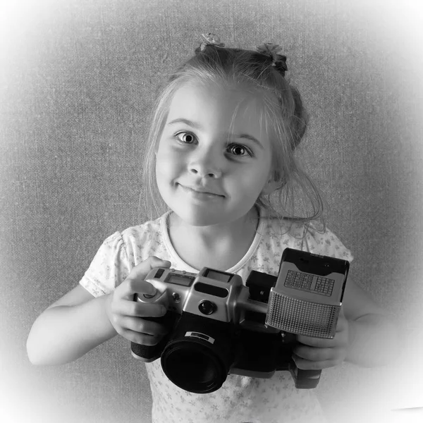 Fotógrafo menina monocromático foto antiga — Fotografia de Stock
