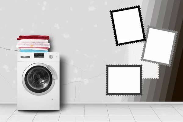 Ev aletleri - çamaşır makinesi ve çamaşır yığını içinde ev iç — Stok fotoğraf