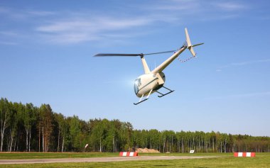 Uçak - beyaz helikopter uçuş düşük yükseklikte yapar.