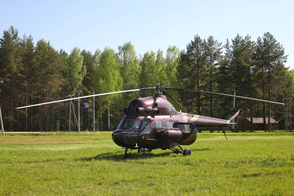 Aereo - Grande elicottero marrone sul parcheggio — Foto Stock