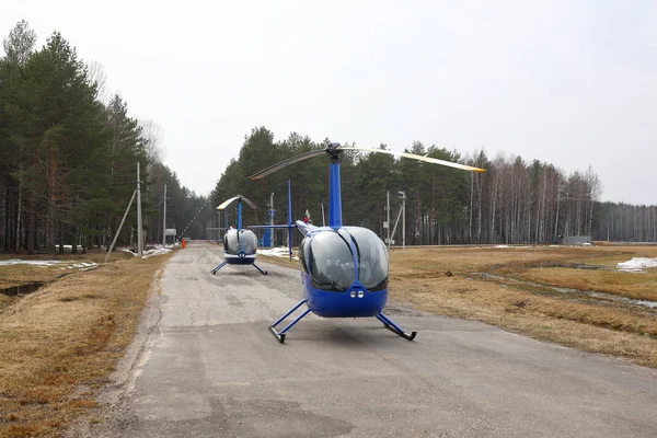 Aereo - I due elicotteri blu sullo sfondo di una foresta — Foto Stock