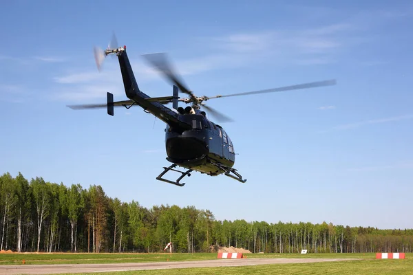 Το αεροσκάφος - μαύρο ελικόπτερο κάνει πτήσης σε χαμηλό ύψος. — Φωτογραφία Αρχείου
