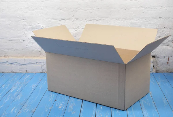 Porto- und Verpackungsservice - offenes Paket — Stockfoto