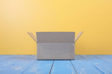 Postalama ve paketleme Servisi - açın küçük paket Önden Görünüm