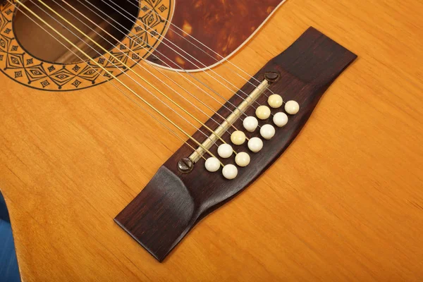Musikinstrument - bron och stift 12-strängad akustisk guit — Stockfoto