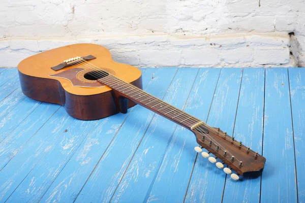 Hudební nástroj - dvanáctistrunná akustická kytara cihla backgro — Stock fotografie