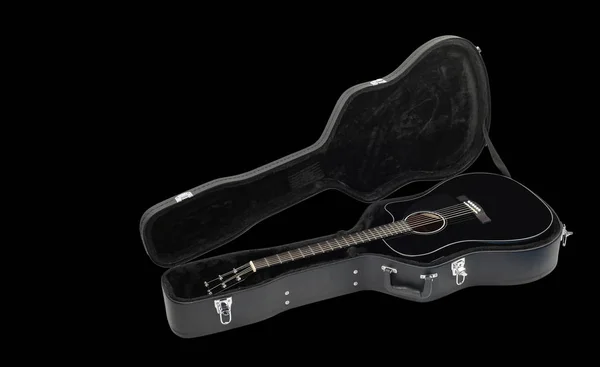 Hudební nástroj - akustická kytara hard case černé pozadí — Stock fotografie