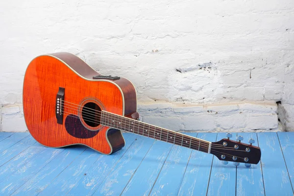 Музичний інструмент - Апельсиновий вогонь кленової акустичної гітари білий брит — стокове фото