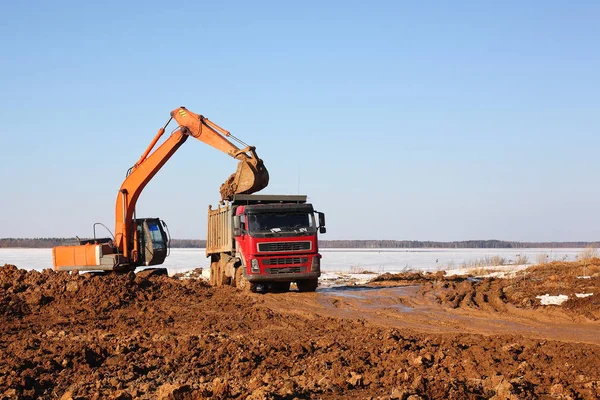 Construcción de amarres para el estacionamiento de embarcaciones - Excavadora — Foto de Stock